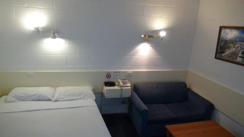墨尔本开拓者汽车​​旅馆的小房间设有床和沙发