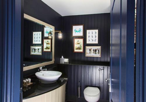 巴利科顿加利维奥酒店的一间带水槽和卫生间的浴室