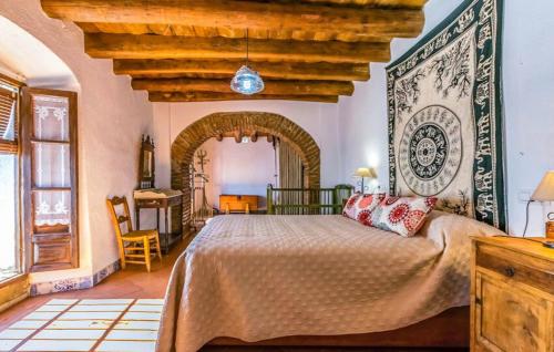 Ojuelos AltosCasa Rural Ermita Azul的一间卧室设有一张大床和木制天花板
