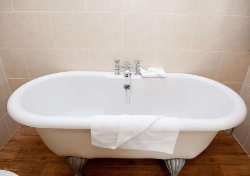 凯尔斯黑德福特阿姆斯酒店的白色浴缸上方有毛巾