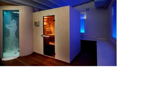 里乔内波米亚酒店 的一间有紫色墙壁的房间和一扇门