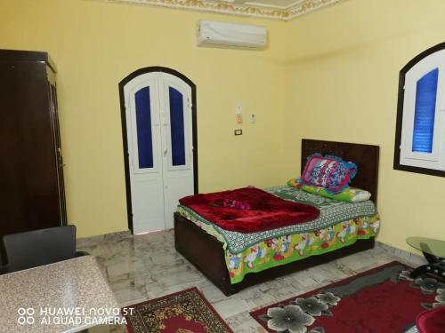 阿斯旺King Nubian guest house的卧室配有床和白色门