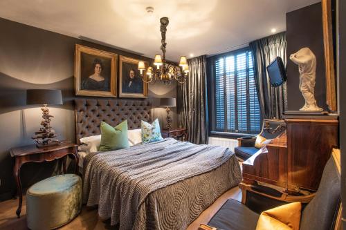 埃丹大坝酒店的一间卧室配有一张床和一个吊灯