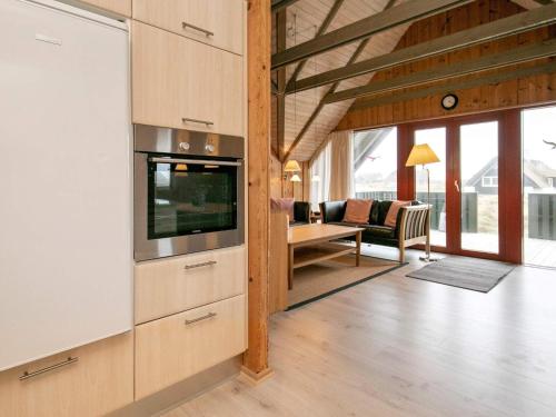 比耶勒高6 person holiday home in Hvide Sande的带电视的客厅和客厅。