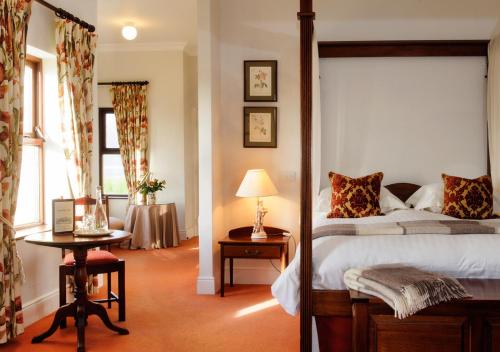 里塞斯伊纳湖小屋酒店的一间卧室配有一张床和一张带台灯的桌子