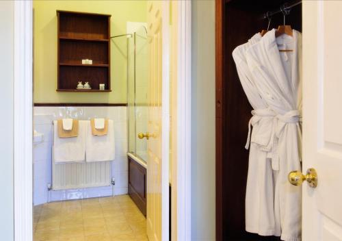 里塞斯伊纳湖小屋酒店的带淋浴和门上浴袍的浴室