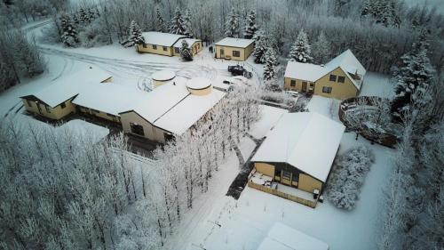塞尔福斯Hotel Hjardarbol的雪覆盖的房子的空中景色