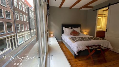 阿姆斯特丹The Lastage Inn - Bed & Breakfast的一间卧室配有一张床,享有建筑的景色