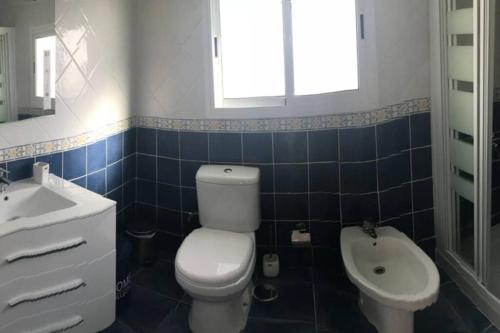 莫甘Casa Oti的浴室配有白色卫生间和盥洗盆。