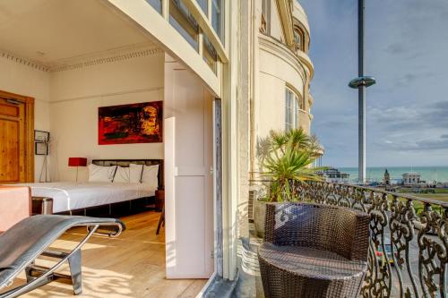布莱顿霍夫乌纳酒店的客房设有带一张床的阳台和一间卧室。