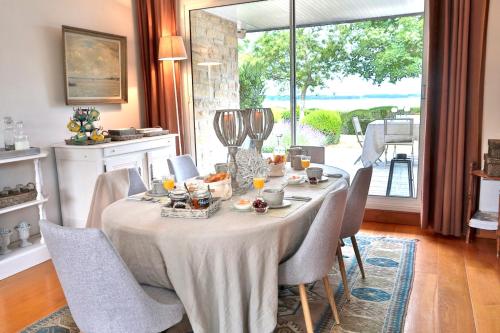 洛克马里亚凯尔Rêves de bord de mer的一间带桌椅和窗户的用餐室