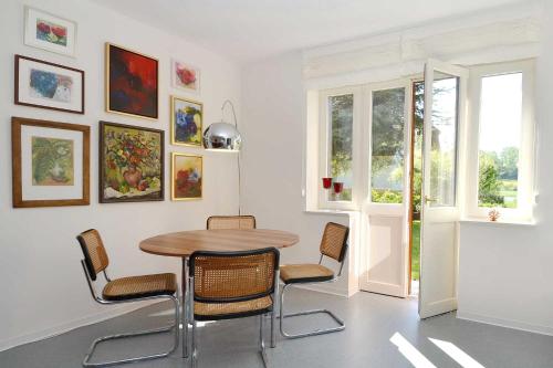 SandortLandhaus Gernitz - Ferienwohnung Malerwinkel的一间带桌椅的用餐室