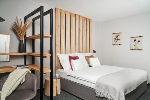 哈卡尼Hotel Arborétum的一间卧室配有一张带木制床头板的床