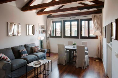 威尼斯TRA SAN MARCO E RIALTO的客厅配有沙发和桌子