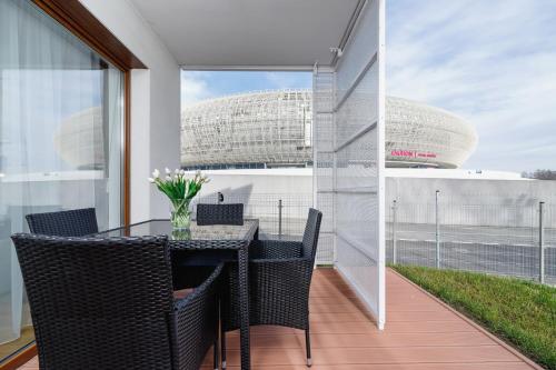 克拉科夫Apartments Supernova near Tauron Arena by Renters的阳台的用餐室配有桌椅