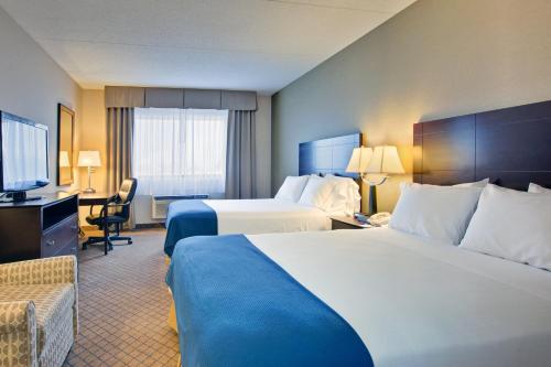苏圣玛丽苏圣玛丽智选假日酒店的酒店客房设有两张床和电视。