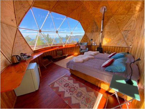 Puerto CorralHuiro Lodge的一间大客房,在蒙古包里配有一张床