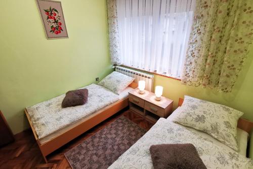Apartman Škudar客房内的一张或多张床位