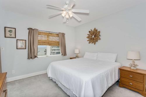 彭萨科拉海滩Baywatch A8的卧室配有白色的床和吊扇