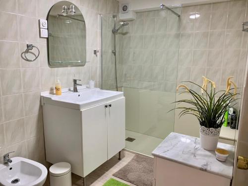 米哈斯Casa Ladera的白色的浴室设有水槽和淋浴。
