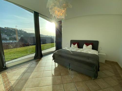 黑里绍Exklusive Mini-Villa mit viel Platz的一间卧室设有一张床和一个大窗户