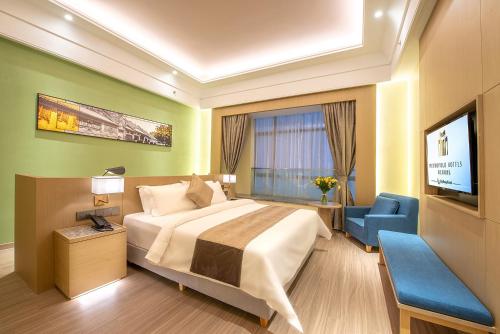 广州锦江都城酒店(广州白云站江南市场店)的一间酒店客房,配有一张床和一台电视