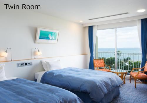 本部冲绳海洋广场度假酒店的酒店客房设有两张床和一个阳台。