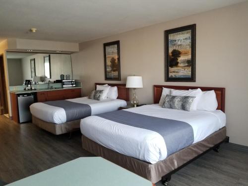 塞勒姆塞勒姆希洛酒店套房的酒店客房带两张床和一间浴室