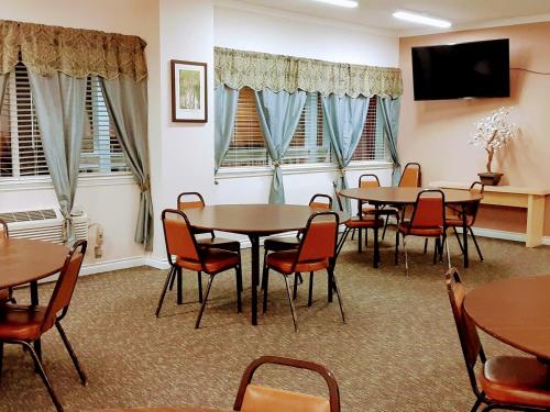 伊纳姆克洛GuestHouse Inn Enumclaw的一间会议室,配有桌椅和窗户
