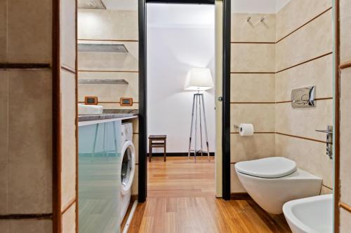 热那亚Porto Antico & Aquarium Flat的浴室配有卫生间、盥洗盆和洗衣机。