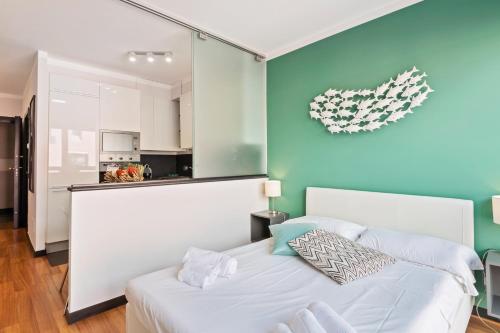 热那亚Porto Antico & Aquarium Flat的卧室配有白色的床和蓝色的墙壁