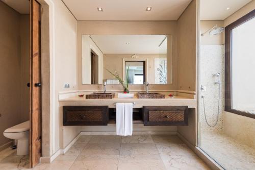 卡门港Villas Alondra的浴室设有2个水槽和镜子