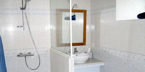 圣茹昂代盖雷特邵米尔德拉柴兹旅馆的白色的浴室设有水槽和淋浴。