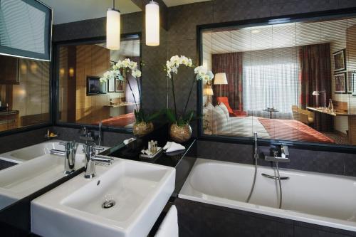 安卡拉莫文皮克安卡拉酒店的一间带两个盥洗盆和大镜子的浴室