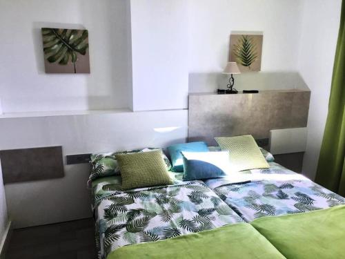 帕莱索海滩New apartment near the beach in Playa Paraiso的一间卧室配有带枕头的床