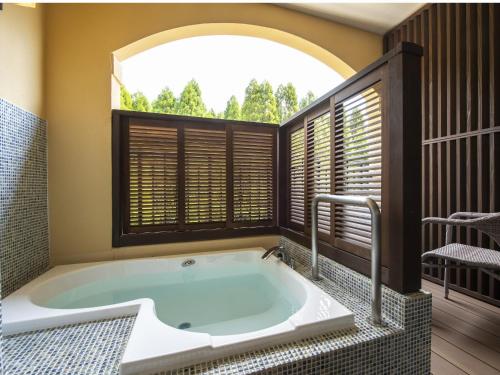 雾岛市La Vista Kirishima Hills的窗户客房内的浴缸