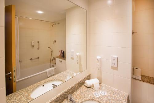 韦克斯福德玛尔德文维克斯福德酒店的一间带两个盥洗盆和大镜子的浴室