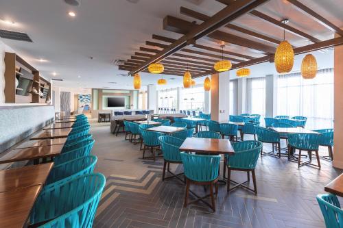 奥兰多奥兰多海洋世界酒店的一间配备有蓝色椅子和桌子的用餐室