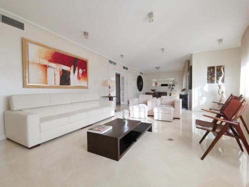 里斯本Entire floor parque nacoes prime apartments expo30的客厅配有白色的沙发和桌子