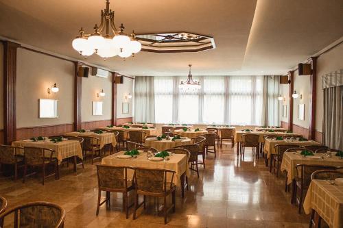 哈卡尼Komfort Hotel Platan的用餐室配有桌椅