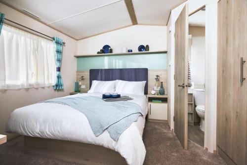雷讷瑟Siblu Camping de Oase的一间卧室配有一张床,浴室设有卫生间