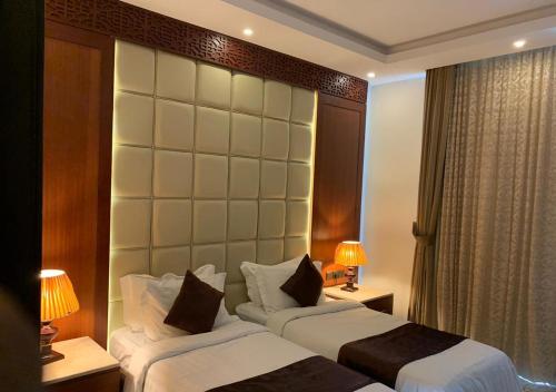 吉达نزل خيال للشقق المخدومة的酒店客房带两张床和一个大床头板