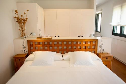 圣托马斯芬卡阿塔丽斯农家乐 - 仅限成人的卧室配有一张带两个枕头的大白色床