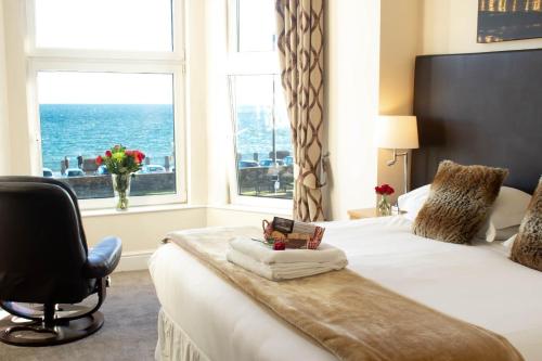 道格拉斯埃伦瓦宁酒店的一间卧室配有一张带椅子的床和一扇窗户