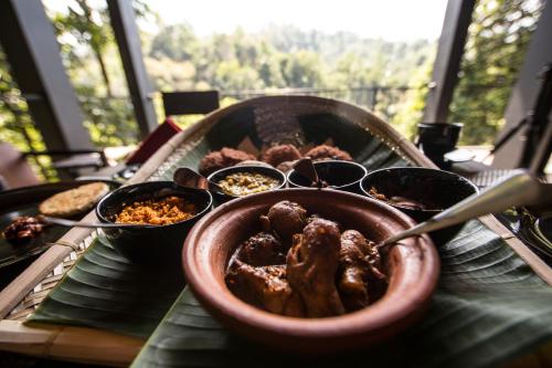 DeraniyagalaForest Shade Eco Resort的桌子上放着一碗食物的桌子
