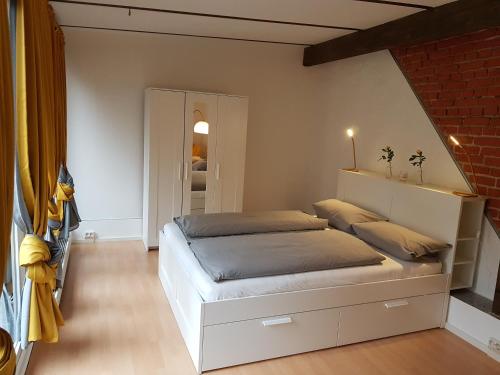 波茨坦Wohnung in direkter Innenstadtlage的一间卧室设有一张床和砖墙