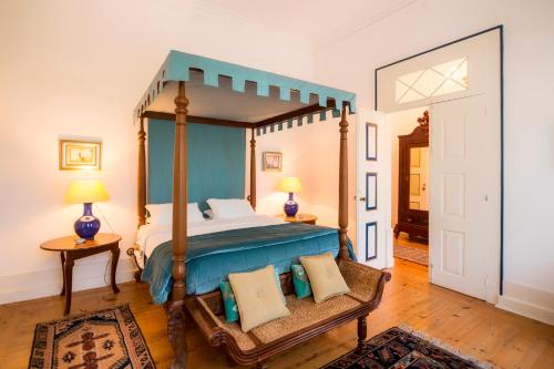 阿纳迪亚莫格弗雷斯住宿加早餐旅馆的一间卧室设有一张天蓬床和木地板。