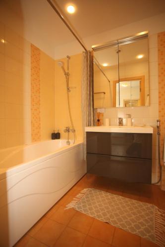 Cozy Home Apartment Kaivas, free parking, self check-in的一间浴室