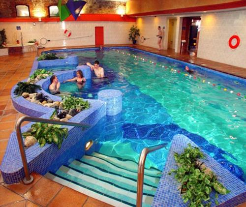 韦克斯福德瓦克斯福德塔尔波特酒店的游泳池,有水中的人