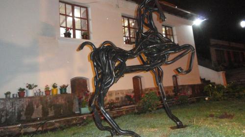 MachachiVilla Victoria的房屋前马的金属雕像